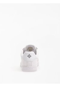 Scarpe da ginnastica in pelle bianca con dettaglio del logo sul tallone, suola piatta in gomma e accenti cuciti. Design semplice, adatto per un abbigliamento casual.