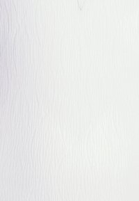 Tessuto bianco testurizzato con sottili linee verticali, superficie liscia e una leggera lucentezza. Adatto per rivestimenti o per l'uso in abbigliamento.