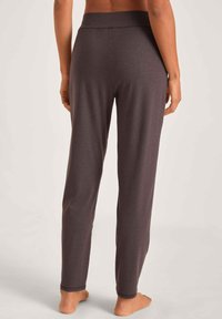 Donkergrijze, lichte, rekbare stoffen broek met een brede tailleband, slim fit en een zachte textuur. Geen zichtbare patronen of hardware details.