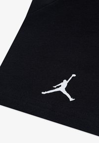 Jordan GHOST MAN TEE - Trükipildiga T-särk - black