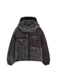 Veste pour enfants avec des patchs en denim gris foncé, manches à imprimé léopard, un patch en forme de lettre "T", poches avant et capuche à boutons-pression.