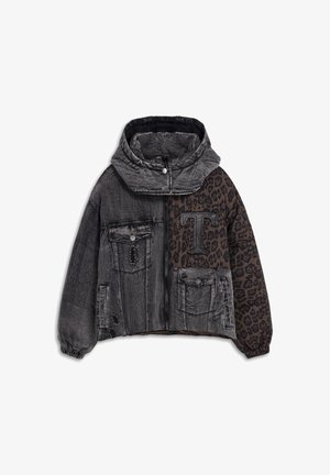 Giacca per bambini con toppe in denim grigio scuro, maniche con stampa leopardata, toppa con la lettera "T", tasche frontali e cappuccio con bottoni a pressione.