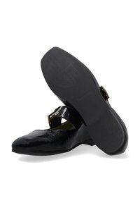 Schwarze Lackleder-Mary-Jane-Schuhe mit runder Zehenform, verstellbarem Riemen, goldfarbener Hardware und strukturiertem Außensohle. Flaches Design für mehr Komfort.