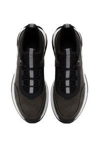 Czarno-szare sneakersy z gładkiego materiału, z białą podeszwą i poziomymi pasami na cholewce. Sznurowany fason.