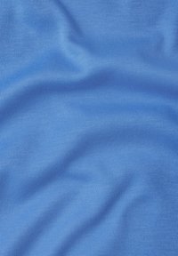 Blått tyg med en slät, något ribbad textur, med subtila nyansvariationer. Mjukt och flödande, lämpligt för kläder eller möbelklädsel.