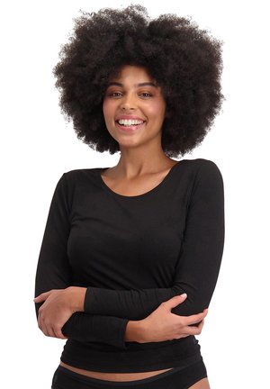Schwarzes Langarmshirt aus weichem Stoff mit runder Ausschnittform und taillierter Silhouette, präsentiert an einer Person mit lockigem Haar.