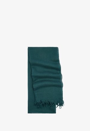 Ciemnoturkusowy, tkany szal z frędzlami na krawędziach, złożony z miękkimi zagnieceniami na białym tle.