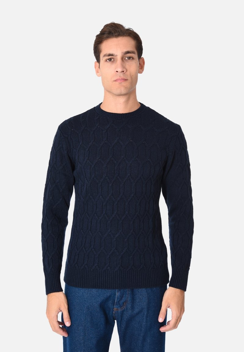Maglione lavorato a maglia blu navy con un motivo geometrico, scollo a barco e orlo a coste. Maniche lunghe con dettagli testurizzati. Vestibilità casual.