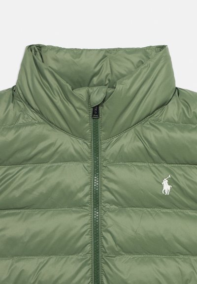 Πράσινο καπιτονέ μπουφάν με ψηλό γιακά και φερμουάρ μπροστά, με μικρό λευκό κεντημένο λογότυπο παίκτη πόλο στο στήθος.