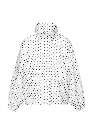 Biała kurtka z wysokim kołnierzem i długimi rękawami, pokryta równomiernie rozmieszczonymi małymi czarnymi grochami, z elastycznymi mankietami i przednimi kieszeniami.