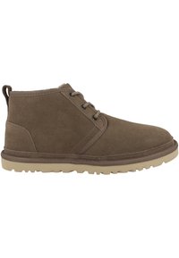 Stivali alla caviglia in suede marrone con suola in gomma, dotati di due fori per i lacci, colletto imbottito e tacco basso. Design semplice senza dettagli aggiuntivi.