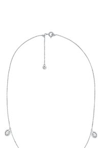 Zilveren ketting met twee ovale pendants, elk omringd door kleine heldere stenen, met een karabijnsluiting en verstelbare lengte.