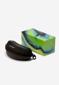 Mustast kõvakontuuriga päikeseprillide ümbris lukuga ja logoga. Värvikas pakendikarp on rohelistes ja sinistes toonides voolava mitmevärvilise disainiga.