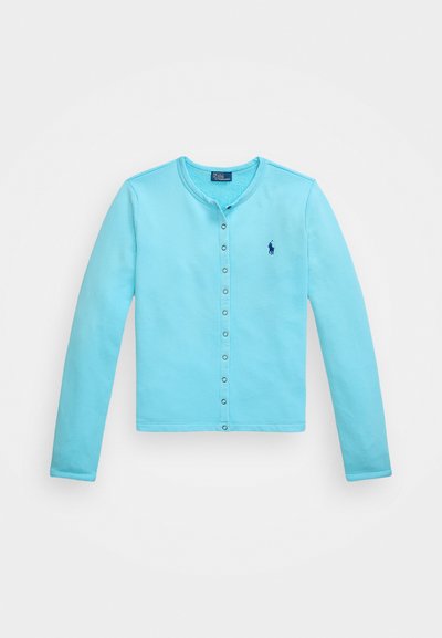 Helles blaues Langarm-Cardigan mit Rundhalsausschnitt, ausgestattet mit einer Knopfleiste und einem kleinen gestickten Logo auf der linken Brust.