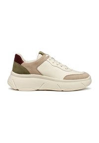 Baskets blanches avec cuir texturé et accents en suède beige, olive et bordeaux. Semelle épaisse avec motif de traction prononcé et lacets.