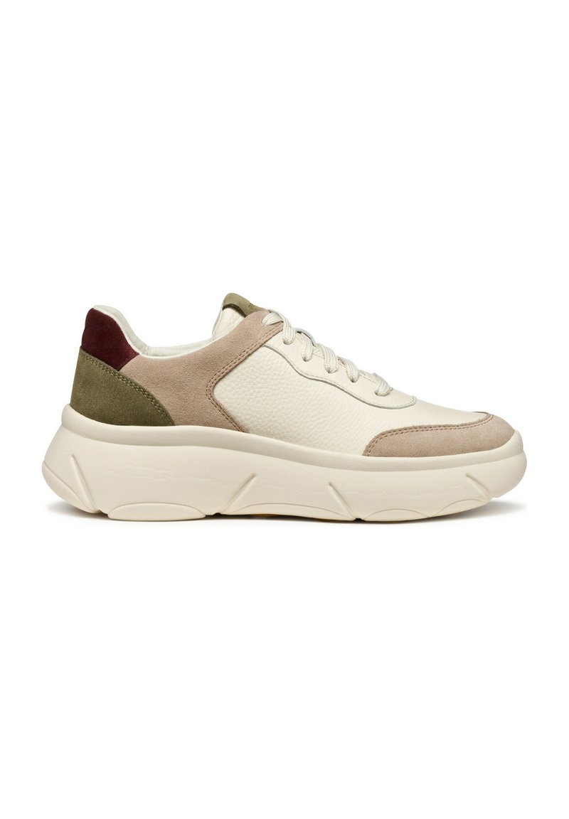 Baskets blanches avec cuir texturé et accents en suède beige, olive et bordeaux. Semelle épaisse avec motif de traction prononcé et lacets.