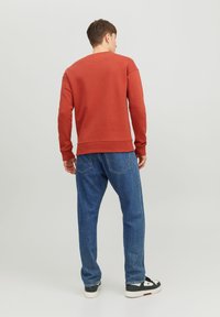 Jack & Jones JJESTAR CREW NECK - Sweatshirt - cinnabar