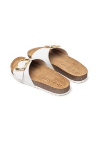 Weiße Riemchensandalen mit einem breiten Riemen und goldener Schnallendetail. Korkfußbett mit strukturiertem Oberflächen, Gummilaufsohle mit geripptem Muster.