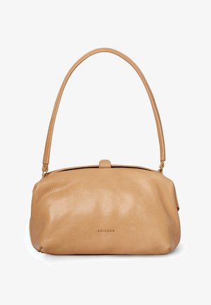 Bolso de mano de cuero marrón claro con un acabado liso y texturado. Presenta una forma curva, una sola correa para el hombro y un cierre superior. Logo estampado en la parte delantera.