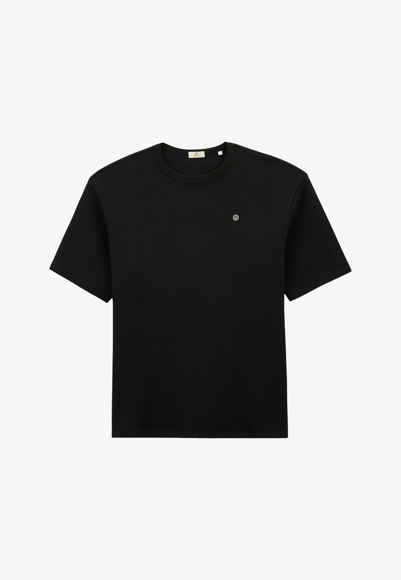 T-shirt noir à manches courtes en tissu texturé avec un col rond et un petit logo circulaire sur la poitrine gauche.