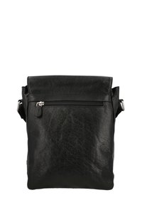 Bolso mensajero de cuero negro con acabado texturizado, con cierre de solapa, bolsillo frontal con cremallera y correa de hombro ajustable.