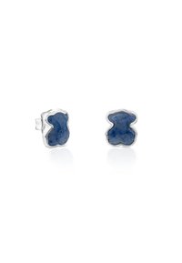 Orecchini a perno d'argento a forma di orsetti di peluche con inserti in pietra blu scuro, mostrati su uno sfondo bianco.
