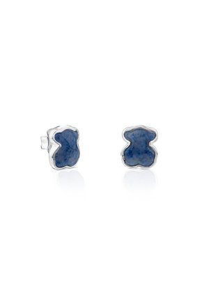 Pendientes de plata en forma de osos de peluche con incrustaciones de piedras de color azul oscuro, mostrados sobre un fondo blanco.