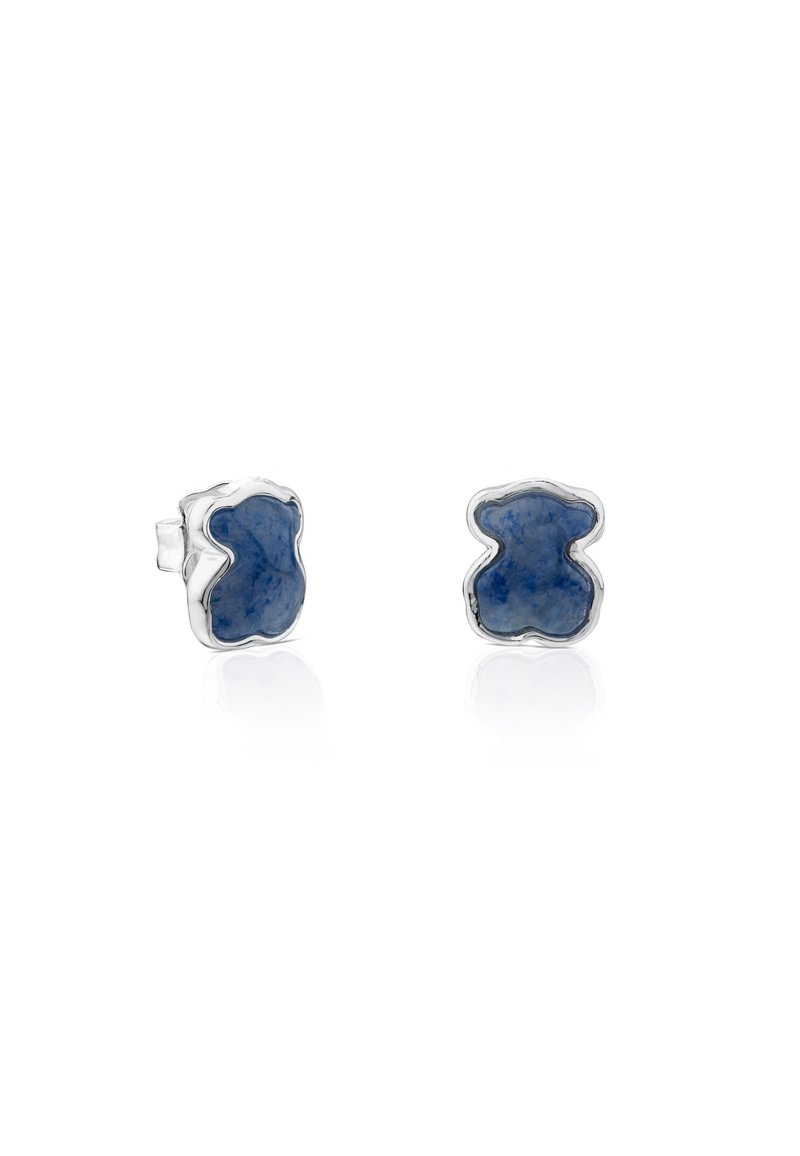 Orecchini a perno d'argento a forma di orsetti di peluche con inserti in pietra blu scuro, mostrati su uno sfondo bianco.