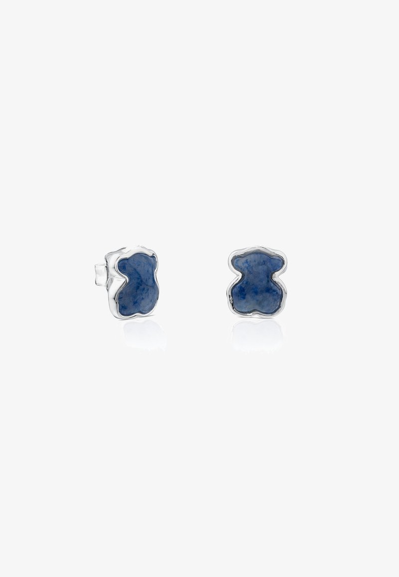 Pendientes de plata en forma de osos de peluche con incrustaciones de piedras de color azul oscuro, mostrados sobre un fondo blanco.