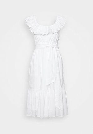 Weißes ärmelloses Midikleid mit gerafftem Ausschnitt, Taillengürtel und plissiertem Saum, auf einfarbigem Hintergrund präsentiert.