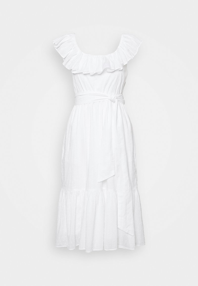 Robe midi blanche sans manches avec encolure à volants, ceinture nouée à la taille et ourlet plissé, présentée sur un fond uni.