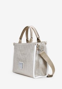 Bolso de mano texturizado en beige con acentos metálicos, forma rectangular, dobles asas superiores y tira de hombro desmontable; cuenta con herrajes en plata.