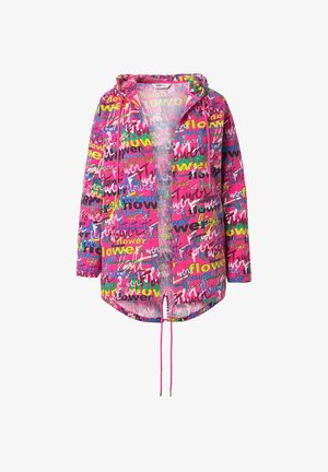 Chaqueta con capucha rosa con patrones de texto estilo graffiti coloridos, incluyendo la palabra "flor" en varias fuentes, con cordones en el dobladillo.
