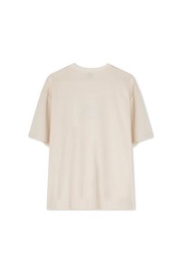 Beige bomull T-skjorte, kort erme, løs passform, rund hals, glatt tekstur, minimalistisk design, uten mønstre eller synlige logoer.