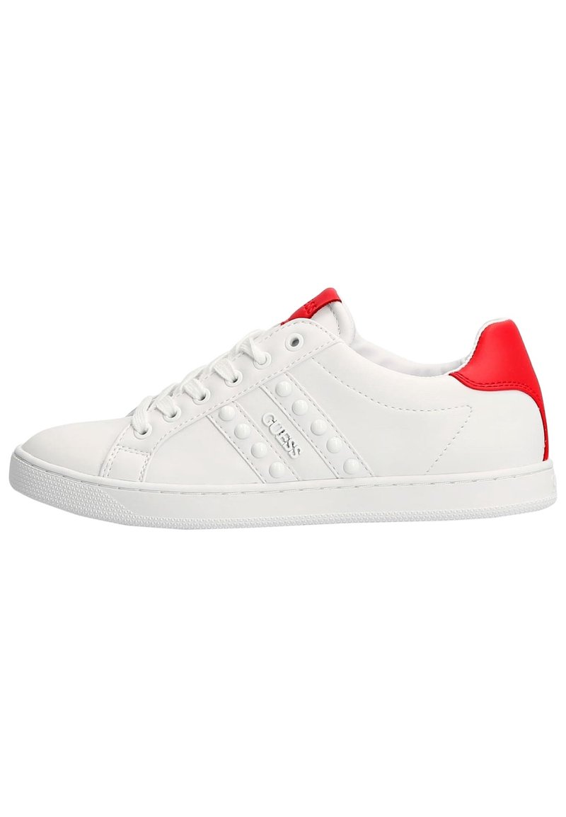 Baskets synthétiques blanches avec un accent rouge au talon et des détails texturés sur les côtés, avec un bout rond et une semelle en caoutchouc blanche.