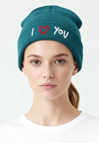 Cappello a maglia color verde acqua con trama a coste, caratterizzato da testo ricamato in bianco e rosso "I ❤️ YOU." Design semplice, ideale per un look casual.