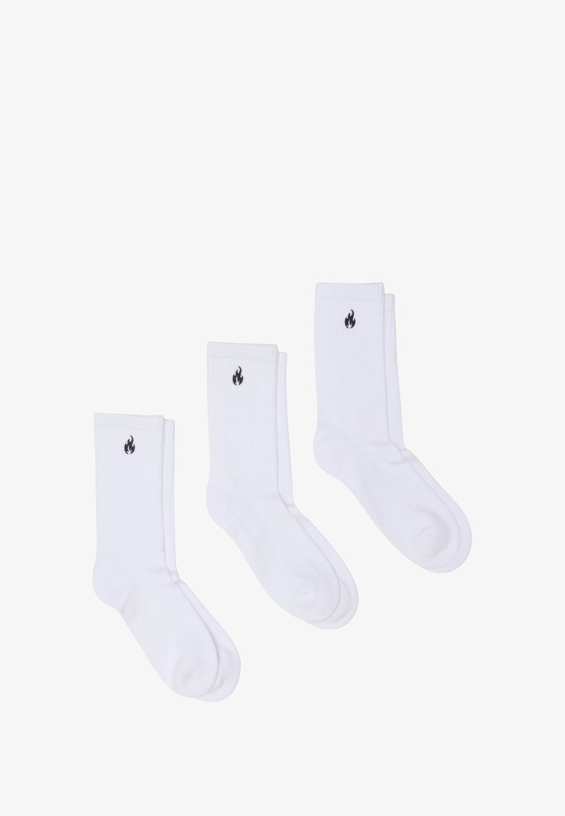 Tres pares de calcetines de crew blancos con logotipos de llamas negras cerca de la parte superior, dispuestos en orden ascendente de tamaño sobre un fondo blanco.