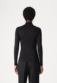 HUGO DELAINA - Pikkade varrukatega topp - black