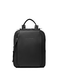 Zwarte, rechthoekige rugzak met een getextureerd buitenoppervlak, een bovenste handvat en twee schouderbanden. Voorzien van een ritssluiting en subtiele branding aan de voorkant.