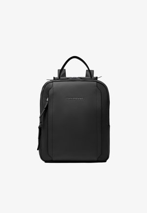 Zaino nero rettangolare con esterno testurizzato, manico superiore e doppie cinghie per le spalle. Dotato di chiusura con zip e marchio discreto sulla parte anteriore.