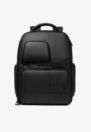 Zwarte rugzak met gewatteerde structuur, meerdere met ritsen afgesloten vakken, gladde textuur en een logo aan de voorkant; minimalistisch ontwerp.