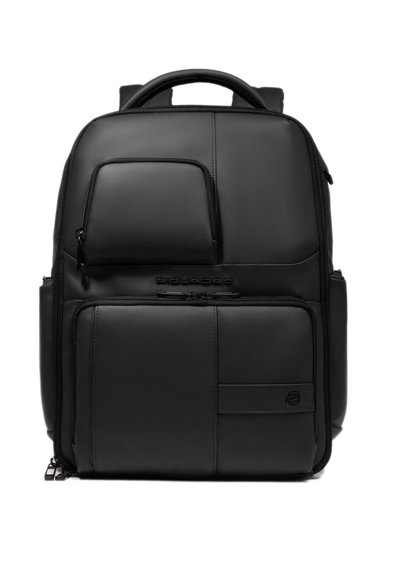 Zaino nero con struttura imbottita, più scomparti con cerniera, texture liscia e logo sul davanti; design minimalista.