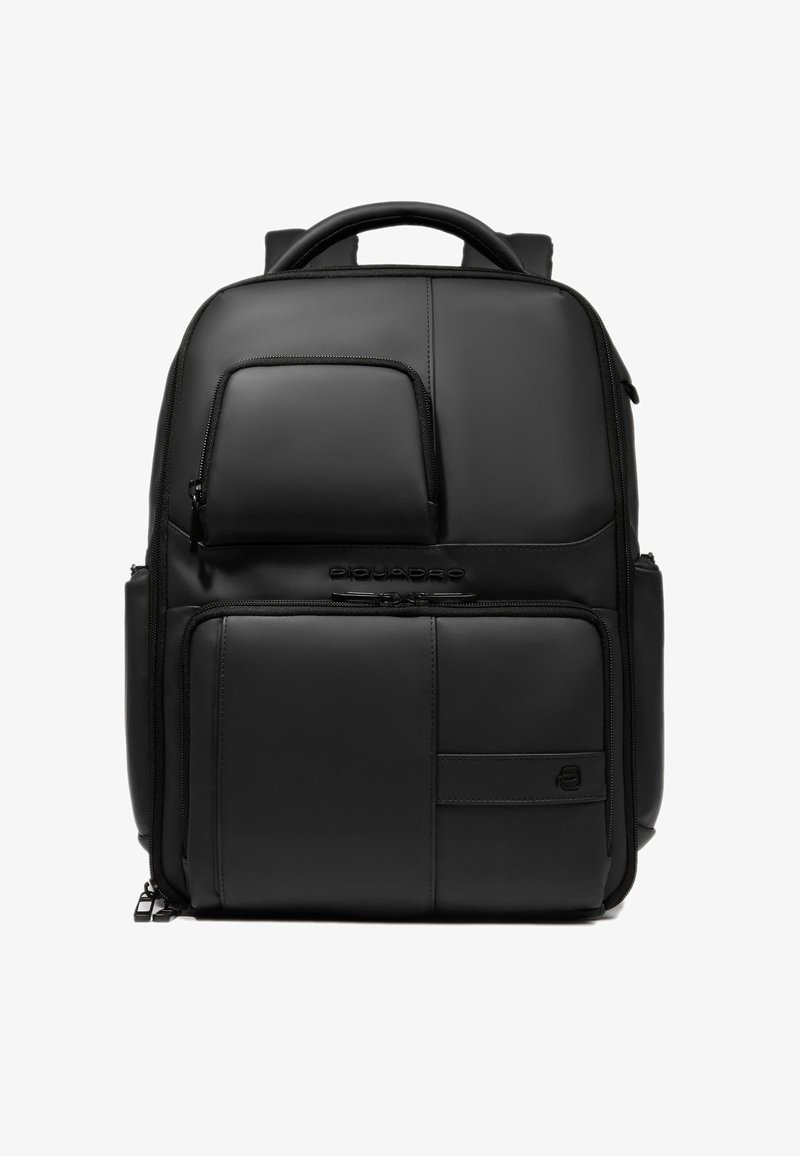 Zaino nero con struttura imbottita, più scomparti con cerniera, texture liscia e logo sul davanti; design minimalista.