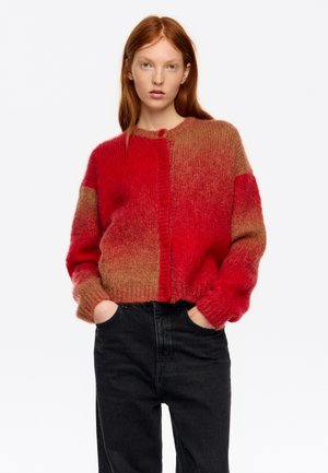 Cárdigan de punto con diseño degradado en tonos rojos y marrones, con cuello redondo, cierre de botones y puños acanalados.