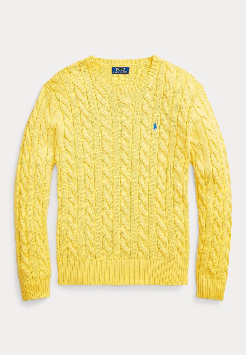 Suéter amarillo de punto trenzado con cuello redondo, puños y dobladillo acanalados, que presenta un pequeño logo azul en el lado izquierdo del pecho.