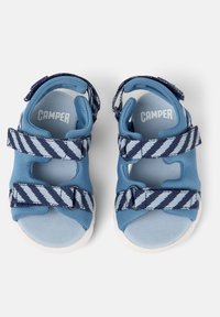 Blå sandaler med ett mjukt material, justerbara randiga remmar och en gummisula. Lätt design med öppen tå och häl.