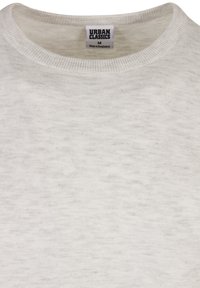 Pulover de tip crew-neck, de culoare gri deschis, realizat dintr-un material moale și texturat. Include un etichetă cu inscripția "URBAN CLASSICS" și mărimea "M".