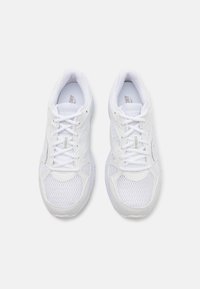 Scarpe sportive bianche con tomaia in rete, colletto imbottito e lacci piatti. Accentuate da un branding sottile, con suola testurizzata per una migliore aderenza.