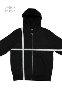 Sweat à capuche noir zippé, capuche à plat, mesuré avec un ruban montrant une longueur de 66 cm et une largeur de 54 cm au niveau de la poitrine.