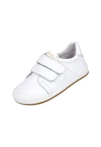 Zapatillas blancas para niños con dos correas de Velcro, material de cuero sintético, punta redondeada, suela texturizada y pequeños detalles en color marrón claro en la suela.